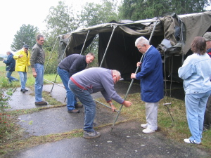 Zeltaufbau bei Regen